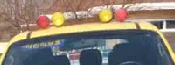 자동차 위에 달려있는 노란색, 빨간색의 어린이통학버스 표시등의 예시사진
